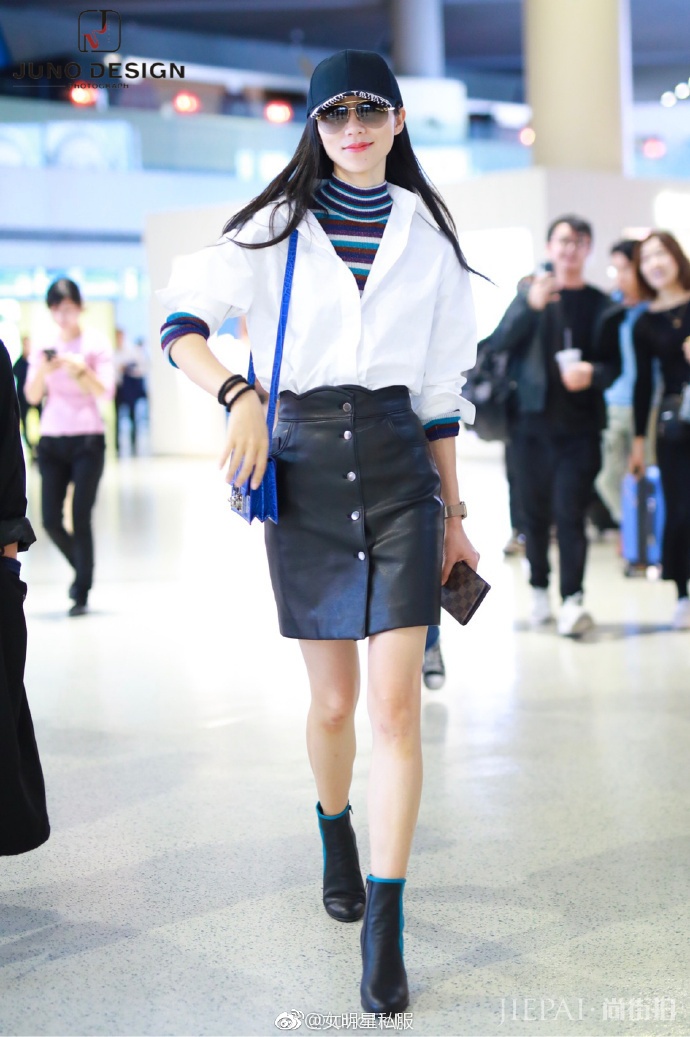 韩雪穿高领衫加衬衣，同时塞裙子还嫌宽松在机场提腰，是有多瘦？