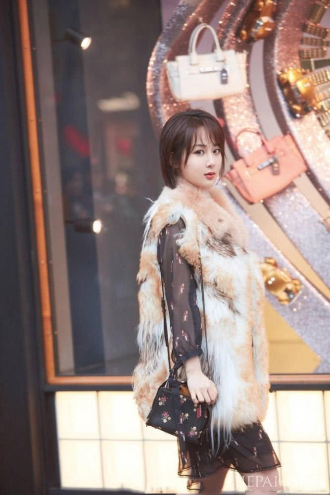 杨紫也太拼，为进军影视圈瘦成“排骨精”，你喜欢瘦下来的她吗？