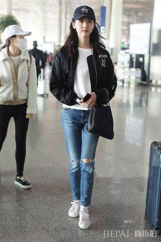 陈都灵机场街拍 包都挎到大腿上了！青春火力全开
