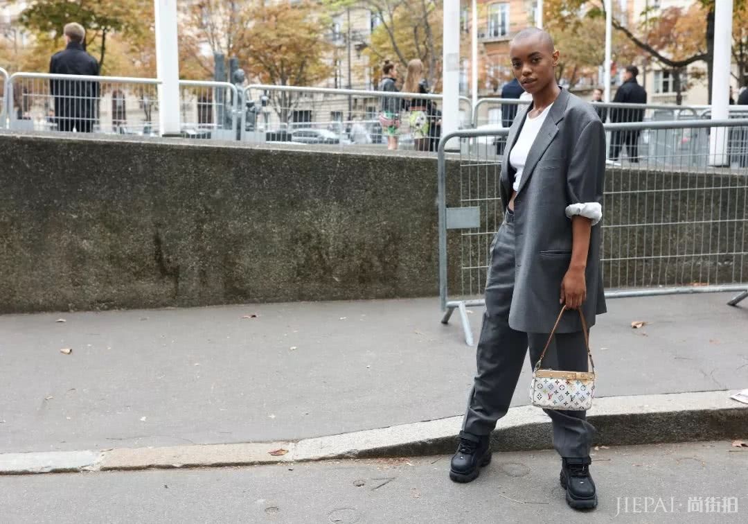 复古风盛行的当下，看欧美明星和街头潮人背这样的包包更出彩