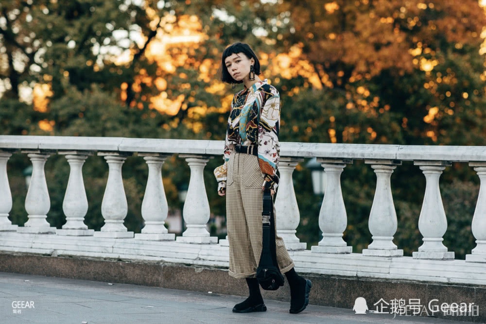 来自俄罗斯时装周的街拍搭配灵感！秋冬季的一抹亮色点缀