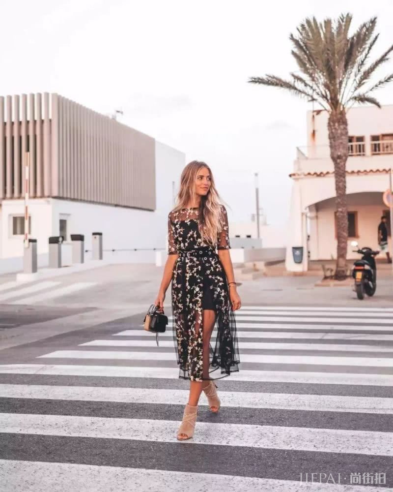 欧美街拍 潮人们秋天最时髦的穿衣打扮方法，那就是裙子叠裙子！