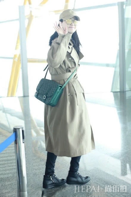 蒋欣现身机场，穿藏青色风衣没有亮点，但仅靠刘海就嫩回到20岁了
