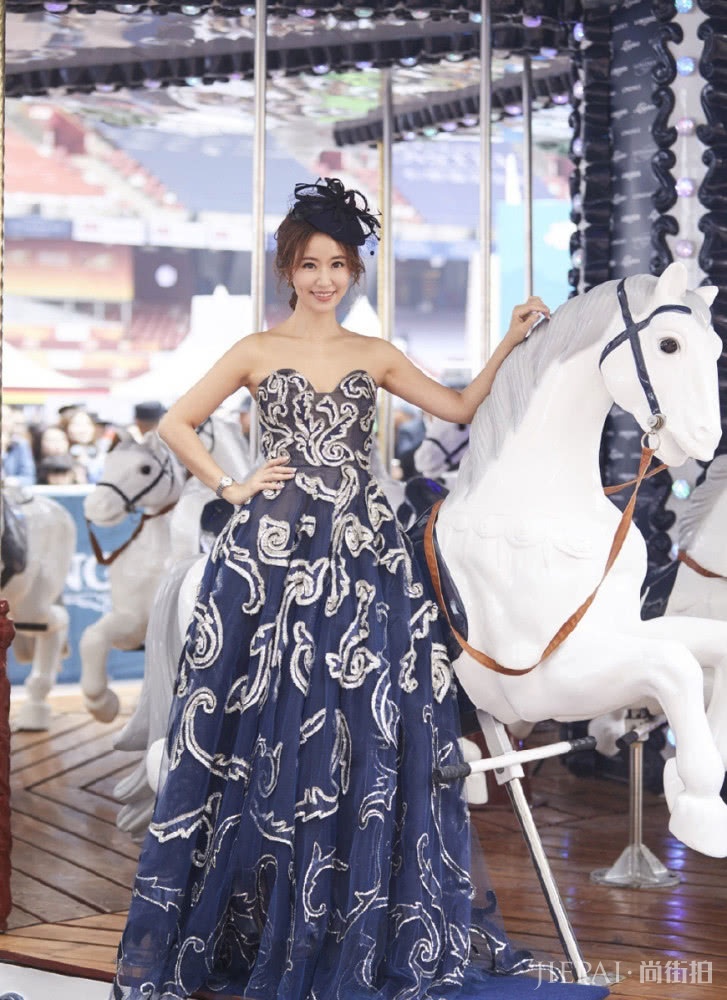 林心如用两套服装出席活动,作训服精致礼服优雅,扎葫芦辫甜炸了