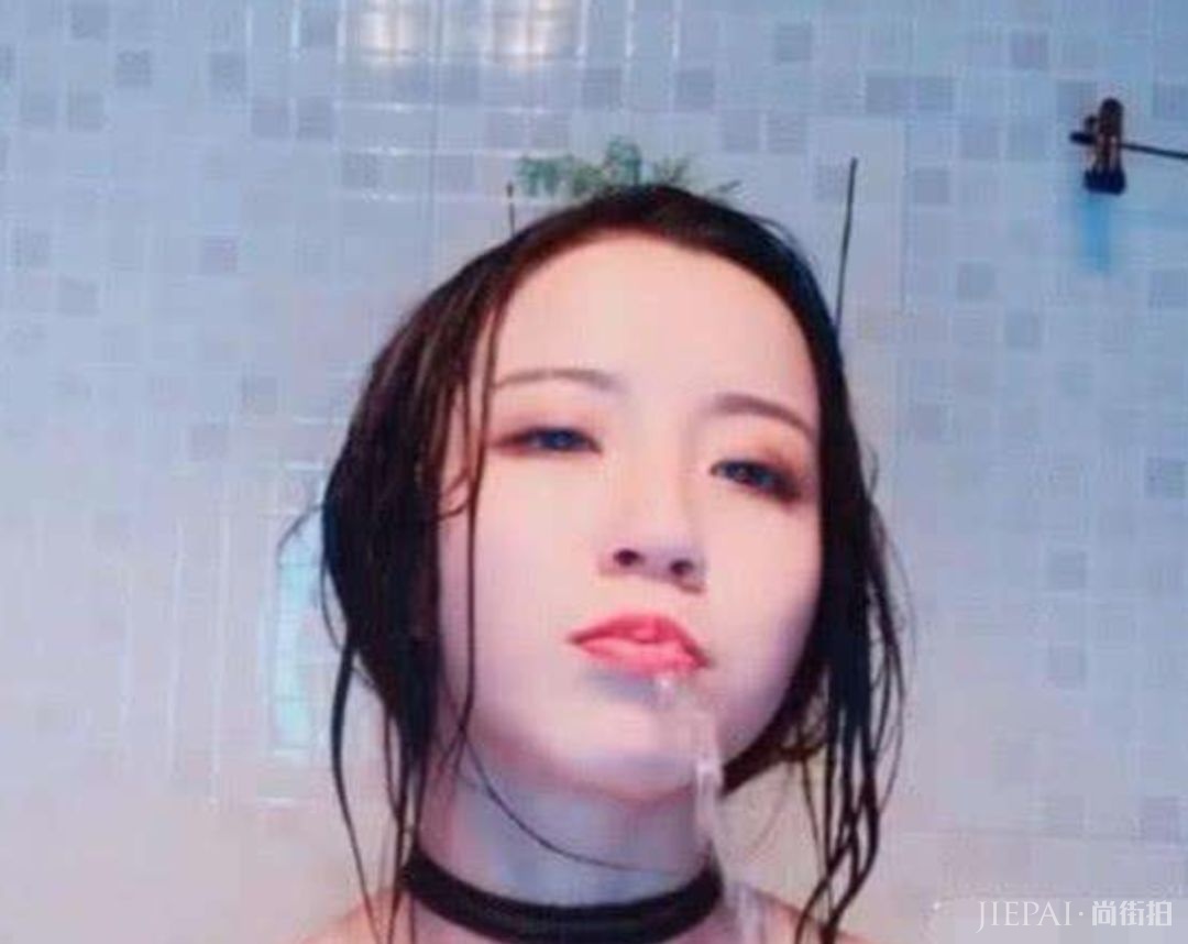 抖音一夜爆火的成都小甜甜原来是名副其实的拜金女啊！