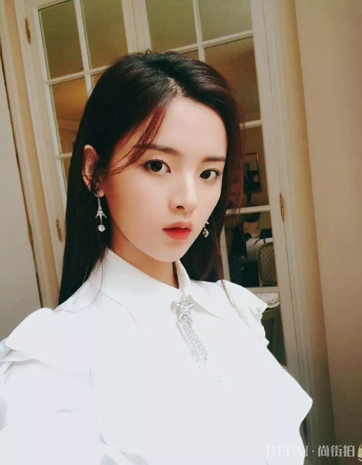 杨超越疑似开公司当老板?粉丝:漂亮女孩运气不差