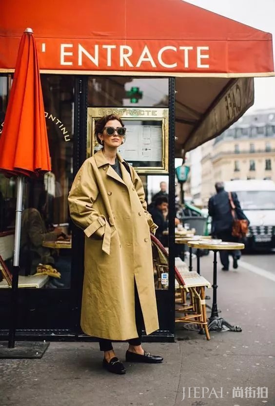 欧美街拍 风衣＋牛仔烟管裤好看到爆