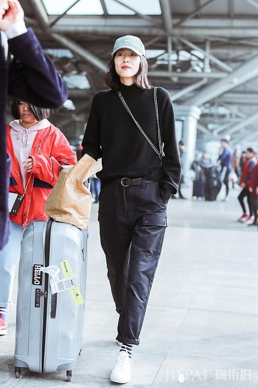 “大表姐”刘雯身材太好，一身黑色打扮冷酷又气质十足