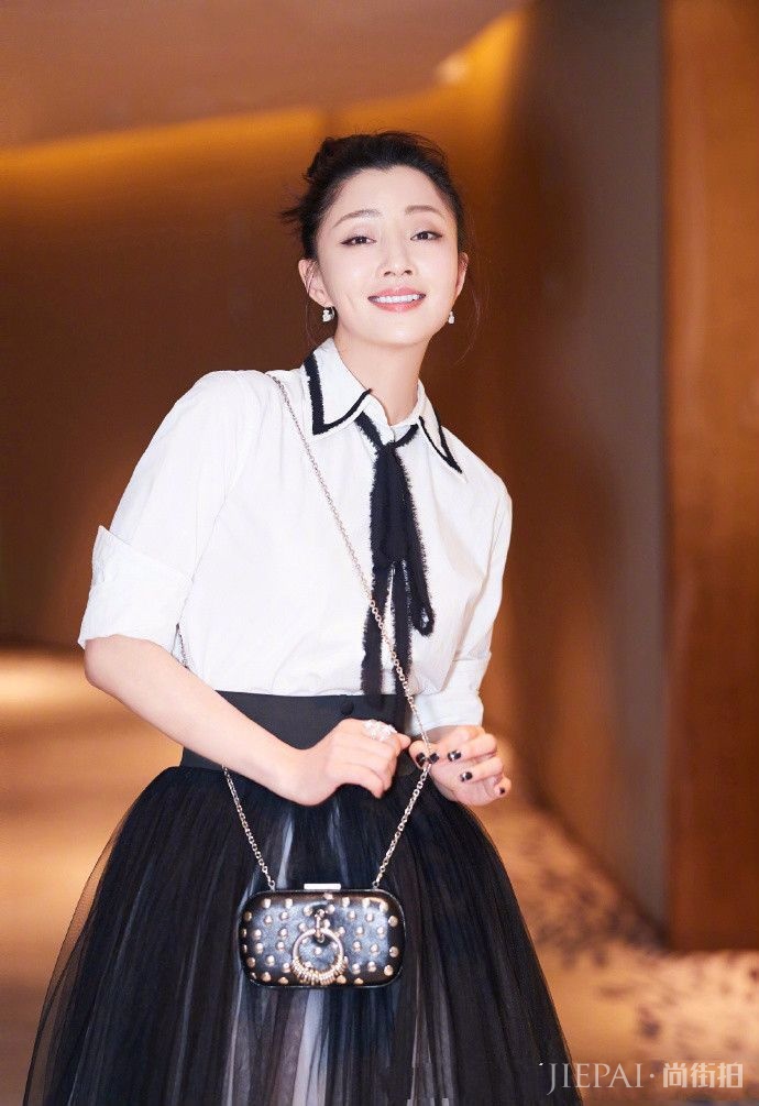 38岁殷桃金鹰节人气女演员提名,不拿奖不遗憾,一身打扮倒是很出彩!