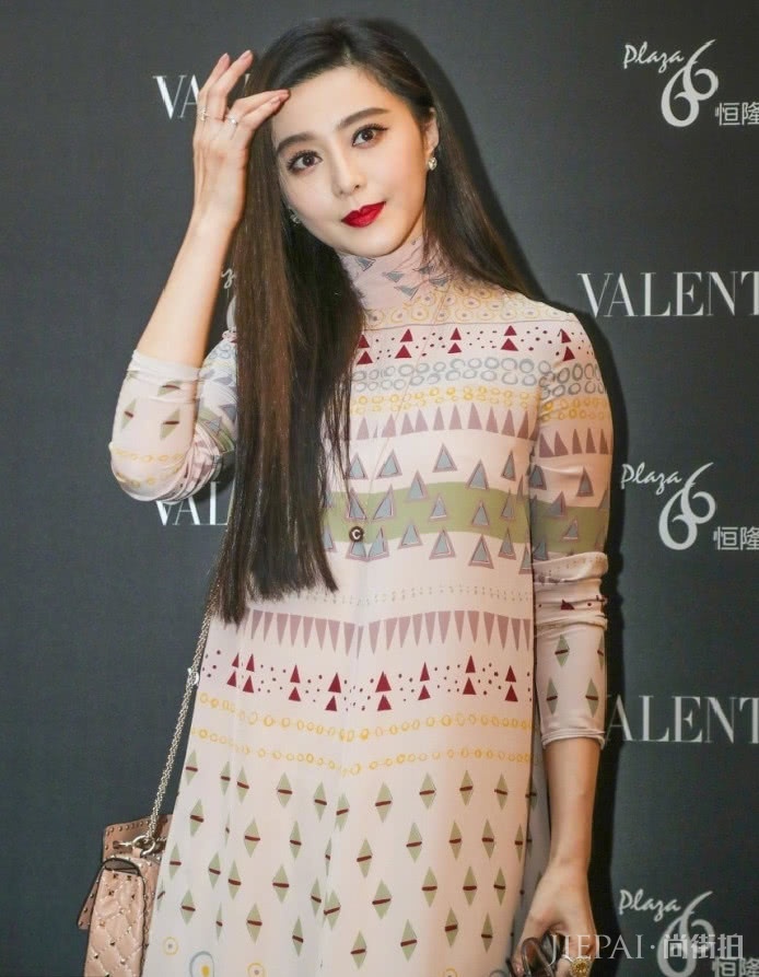 终于找到范冰冰尴尬丑照，穿上这条“窗帘裙”，脖子“消失”了！