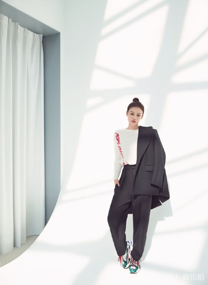 马思纯太会穿！连体袜当打底裤来穿，这是要来新一轮时尚吗？