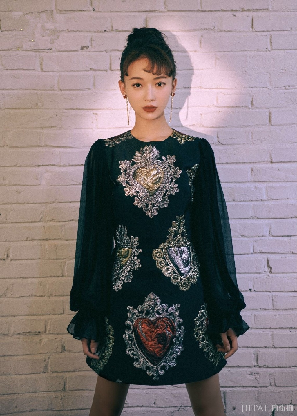 江疏影穿15000连衣裙清新甜美，吴谨言复古，你更喜欢哪种搭配