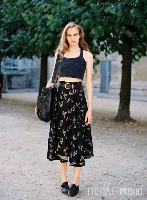 上衣越短越显瘦？欧美街拍告诉你想要显高时髦应该这样穿！