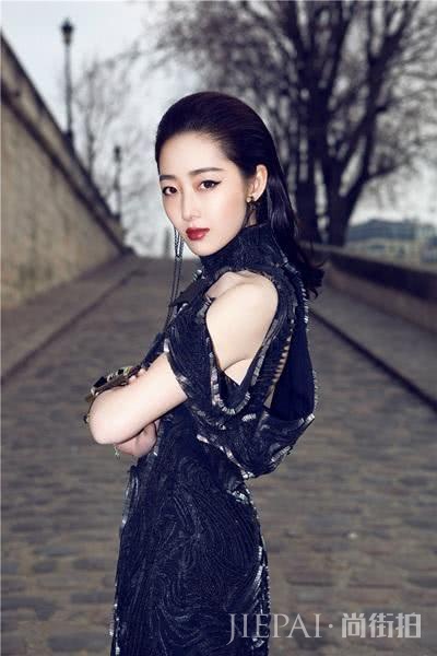 同样都是寡淡的长相，蒋梦婕的搭配却不如周冬雨