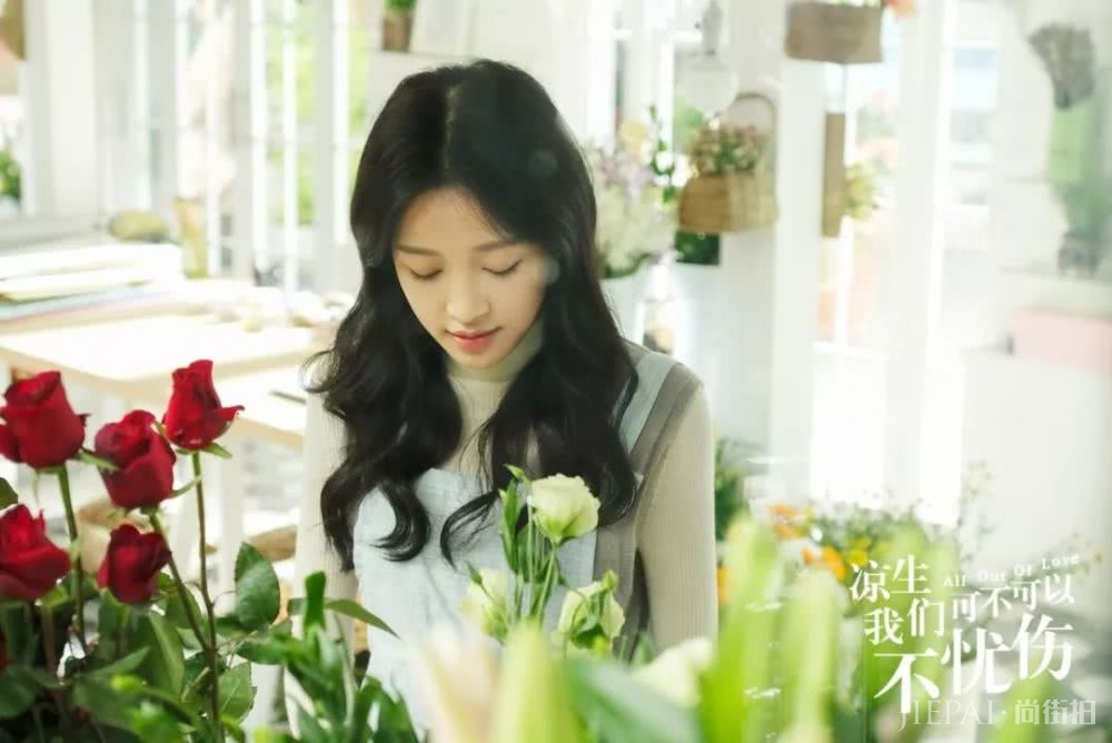 自带美白滤镜的时髦“怡”,去巴黎看秀也太甜了吧