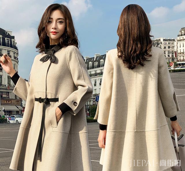 一件粉色大衣让你秋冬穿起来温暖又减龄，拥有十足女人味