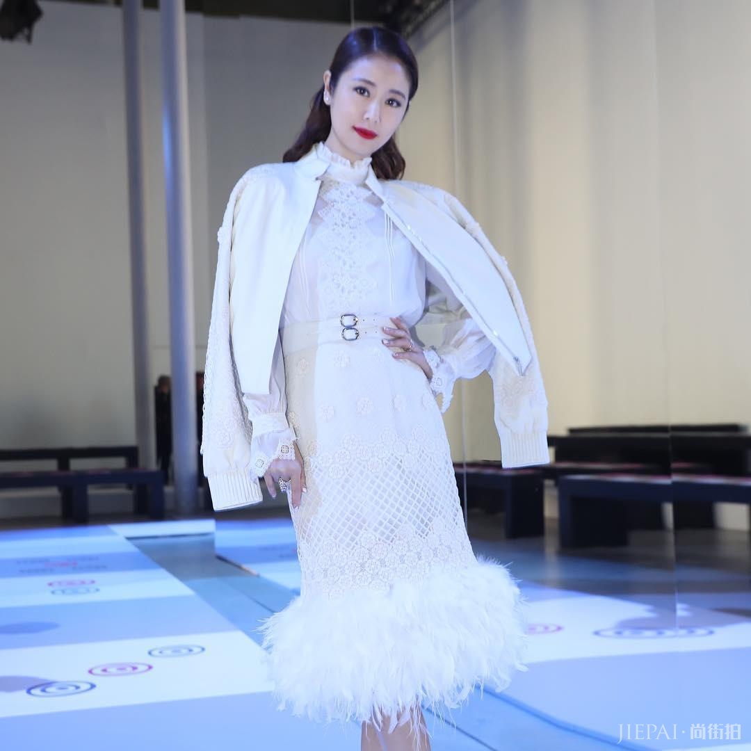 林心如颖儿气质突出，可穿衣停留在10年前