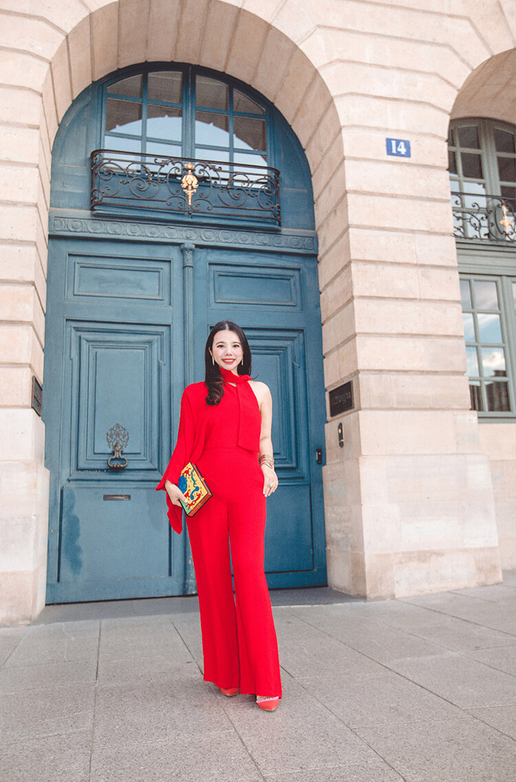 余晚晚巴黎看Valentino大秀 斜肩红色裤装干练知性