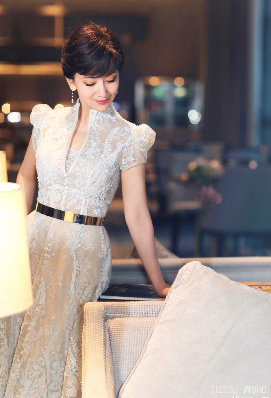 赵雅芝穿白色V领连衣裙优雅大方
