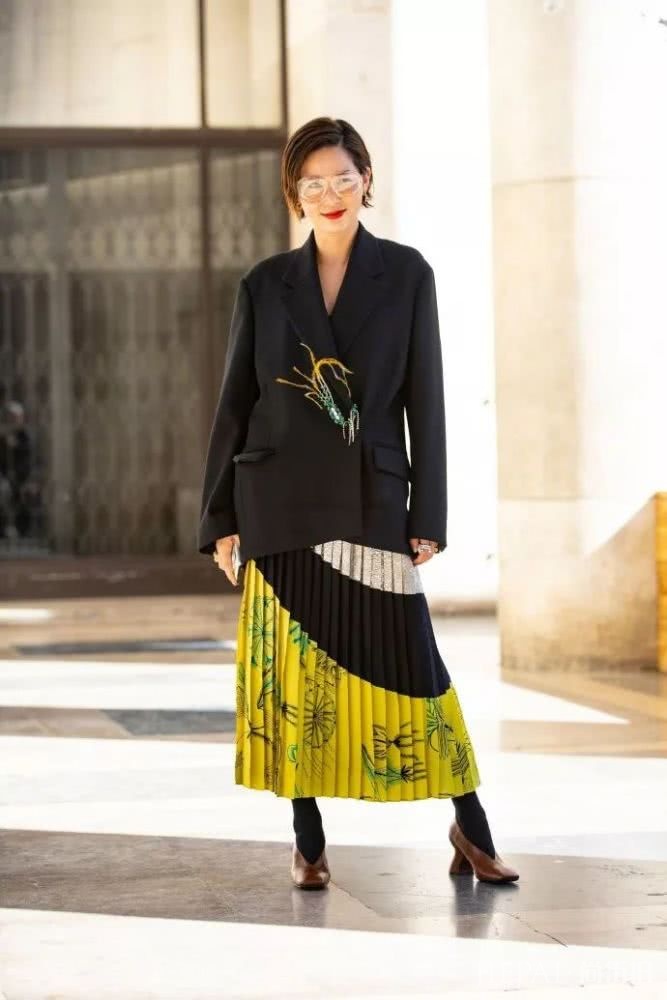 我用外套搭长裙 成为办公室最精致的女孩