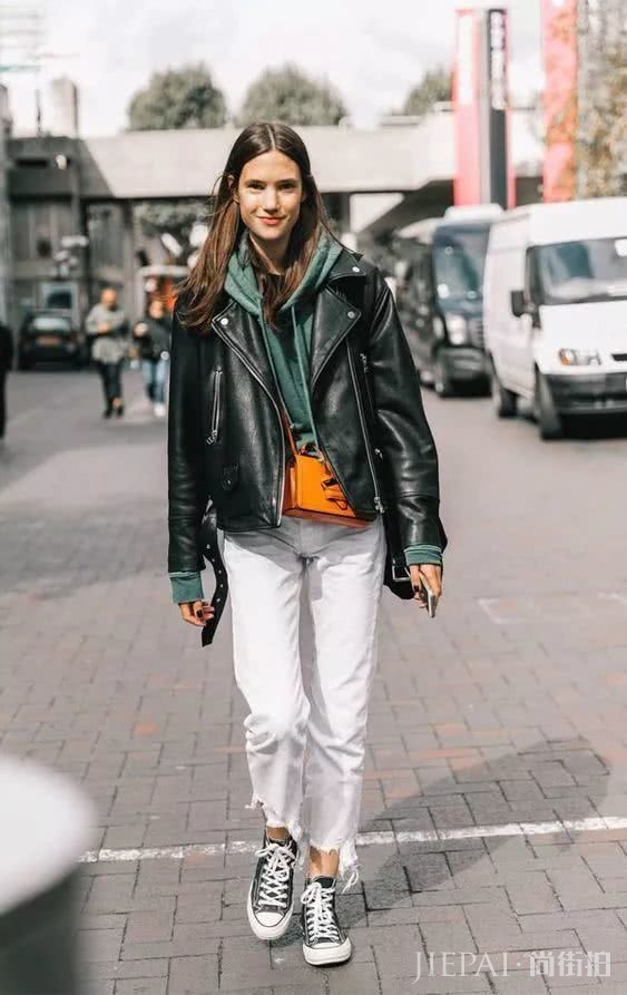 卫衣+牛仔裤=在2018秋冬街拍真的时髦炸了
