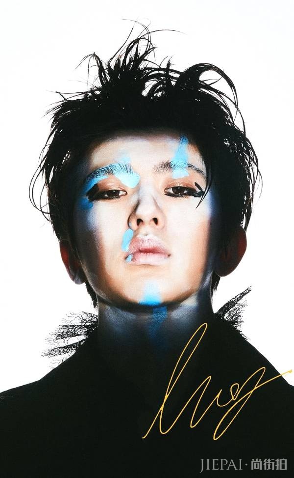 蔡徐坤全新时尚TRENDS杂志大片释出!尝试席勒妆前卫大胆!