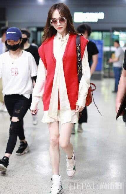 35岁唐嫣少女感强,丸子头搭配连衣裙超减龄