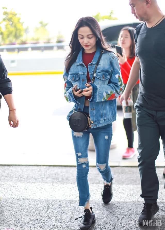 张韶涵T恤搭配小脚裤显高又显瘦,真会穿