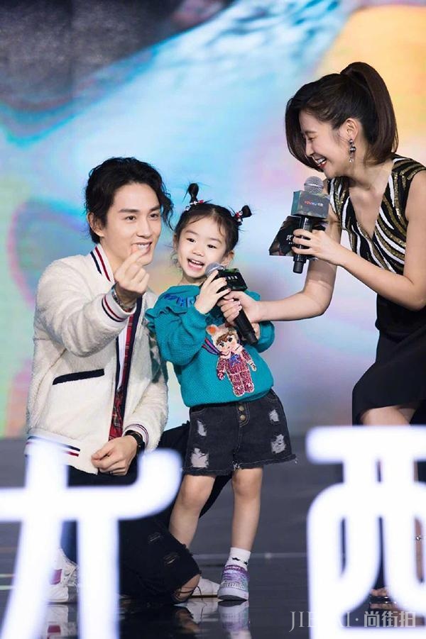 小戚薇Lucky这么小就开始带货！可爱荷叶边撞衫周冬雨