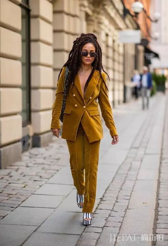 秋冬如何穿衣搭配技巧，丝绒裤能给你时髦和安全感