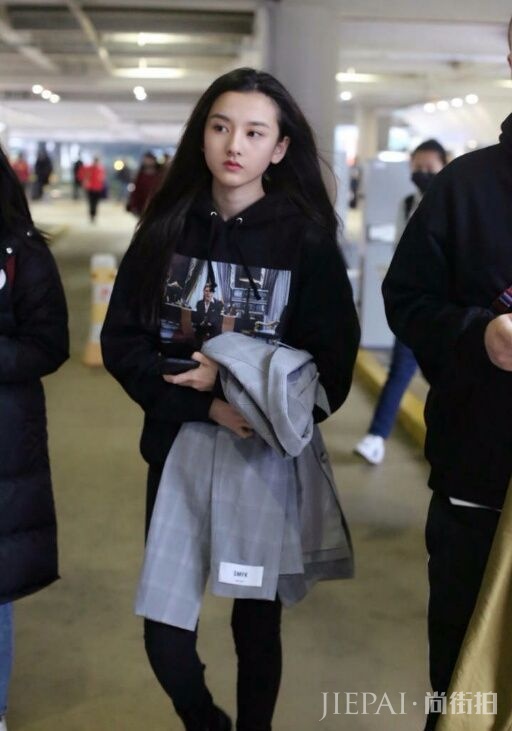 宋祖儿也会穿错衣，一件百搭款暴露了自己的身材缺陷！