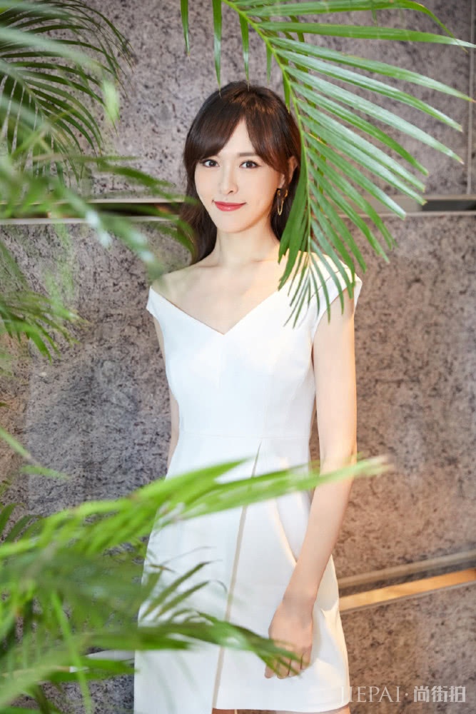 35岁唐嫣少女感强,丸子头搭配连衣裙超减龄