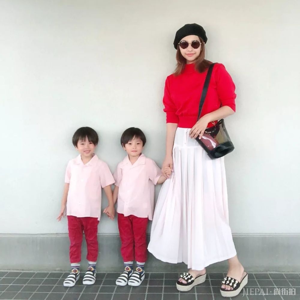 这位日本辣妈和双胞胎萌娃的亲子穿搭太有爱，引无数网友围观