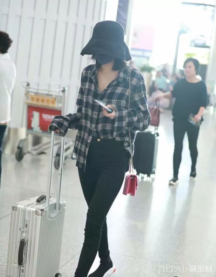 辛芷蕾街拍 非常接地气 素颜出门眉毛都不画！