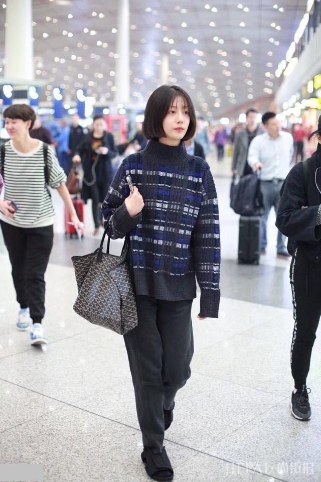 李溪芮最新机场造型不秀腿，毛衣搭了条粗裤子，居然更显气质