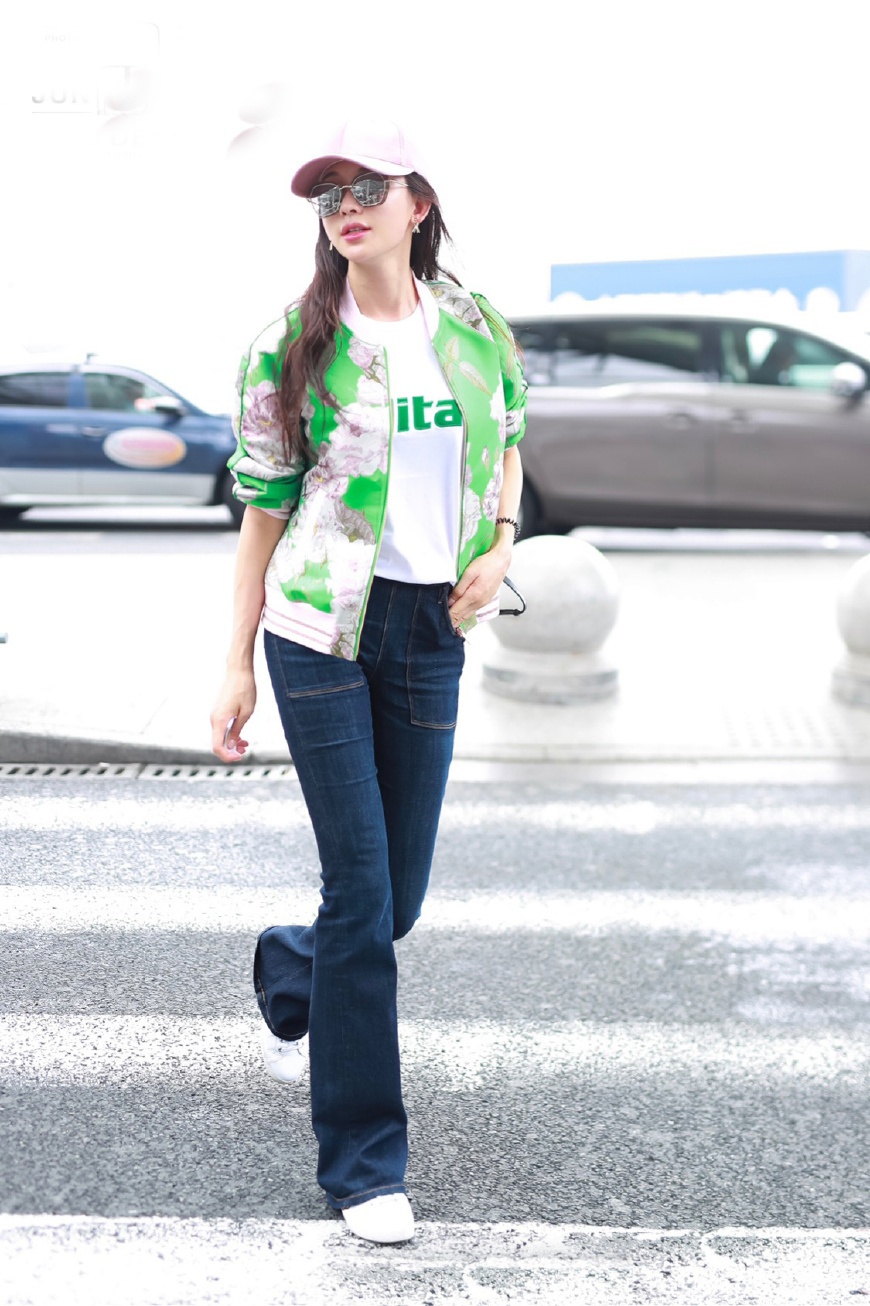 林志玲机场街拍 大胆的穿着绿色都能搭出美美少女感,气质满分