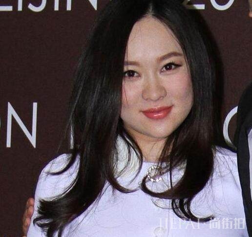 赵丽颖素颜晒婚戒，遮住了肚子，鼻子却暴露了一切