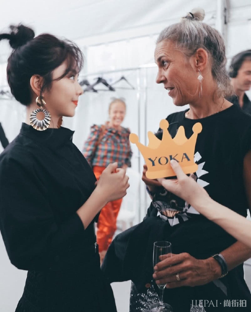 谭松韵太有少女感!沉闷的黑色连衣裙在她身上竟然穿出了满屏少女感