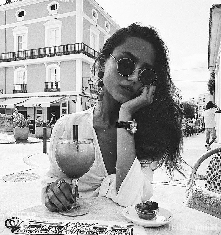 这位时尚博主简直就是一本时尚教课书！美照Pose跟这位时尚博主摆让自己美美的！