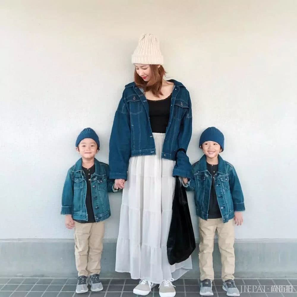这位日本辣妈和双胞胎萌娃的亲子穿搭太有爱，引无数网友围观