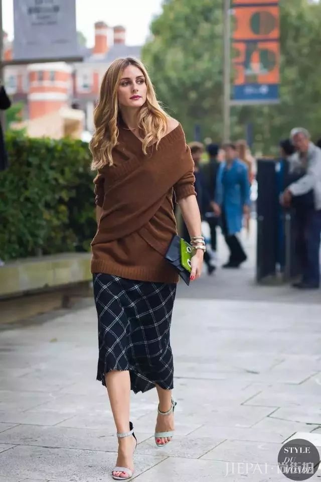 街头潮人告诉你 秋冬季度穿这6条裙子,美过一整年