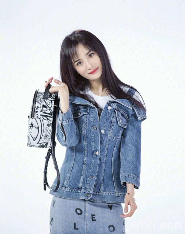 杨幂在节目里很出彩，这句话亮了，身上的衣服更时髦