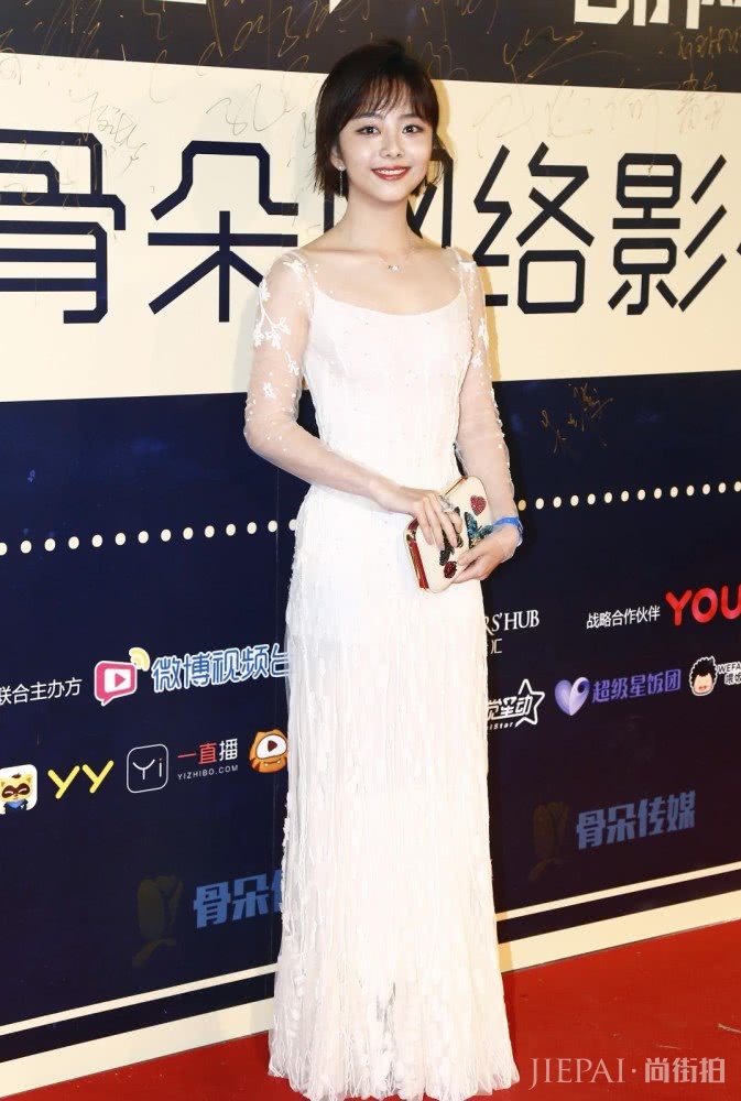 谭松韵越来越会打扮了,巨型“蝴蝶结”连衣裙美若天仙