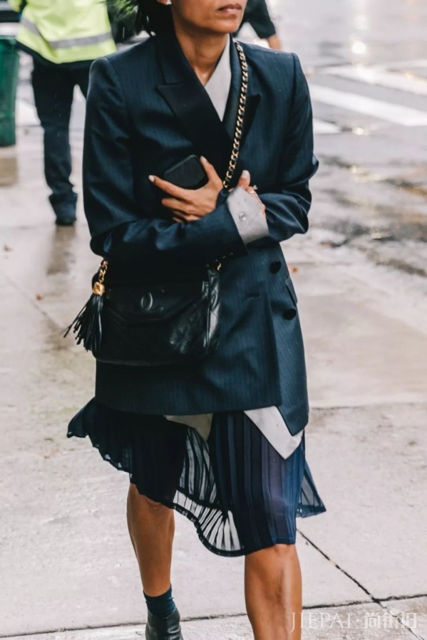 西装配裙子怎样搭好看 看欧美街头潮人这样穿搭提升回头率200%