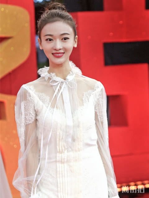 吴谨言真大胆,一袭透视薄纱裙亮相红毯,瘦就是任性!