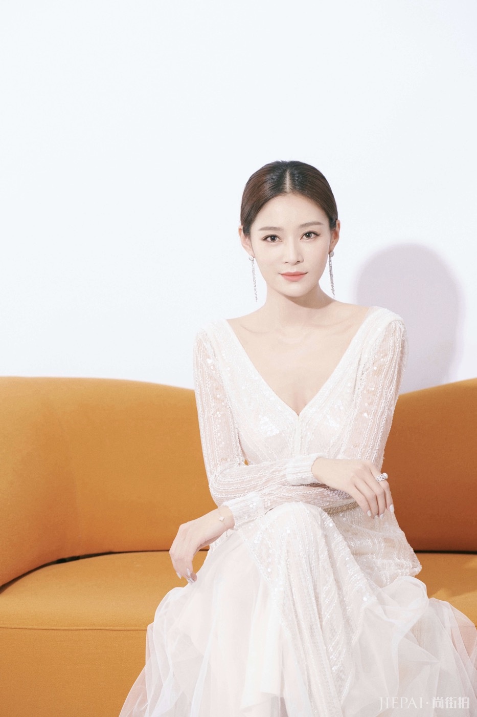 王媛可透视白纱裙亮相时尚活动 被赞“仙女可”