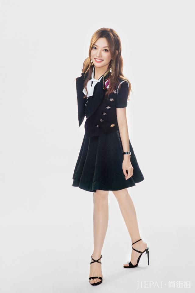 赵薇瘦后美得太高级!百褶裙搭出了少女感,身材终于配得上脸了