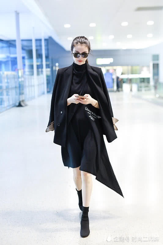 何穗真会穿 机场一连四套商务风穿搭 一套比一套霸气