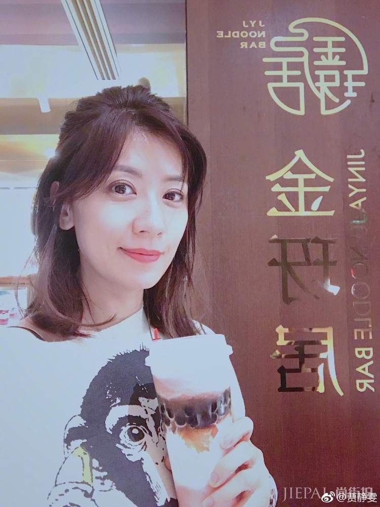 44岁贾静雯冻龄美貌红到国外 被赞:看起来只有22岁