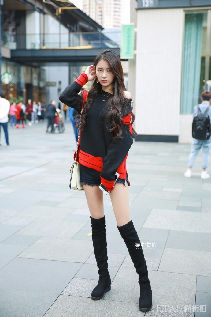 秋季毛衣搭配的好，撞衫也不怕，看街头美女穿出仙女气质